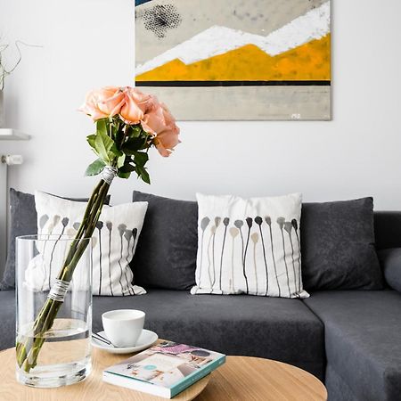 M&R Apartament Airport&Business Premium Komputerowa - Underground Garage - Free Wifi - Netflix - Self Check-In - 5 Min From Chopin Airport Varşova Dış mekan fotoğraf