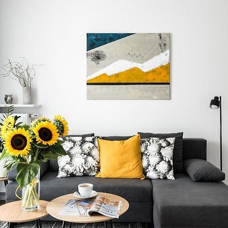 M&R Apartament Airport&Business Premium Komputerowa - Underground Garage - Free Wifi - Netflix - Self Check-In - 5 Min From Chopin Airport Varşova Dış mekan fotoğraf