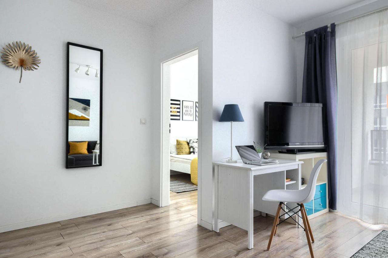 M&R Apartament Airport&Business Premium Komputerowa - Underground Garage - Free Wifi - Netflix - Self Check-In - 5 Min From Chopin Airport Varşova Dış mekan fotoğraf