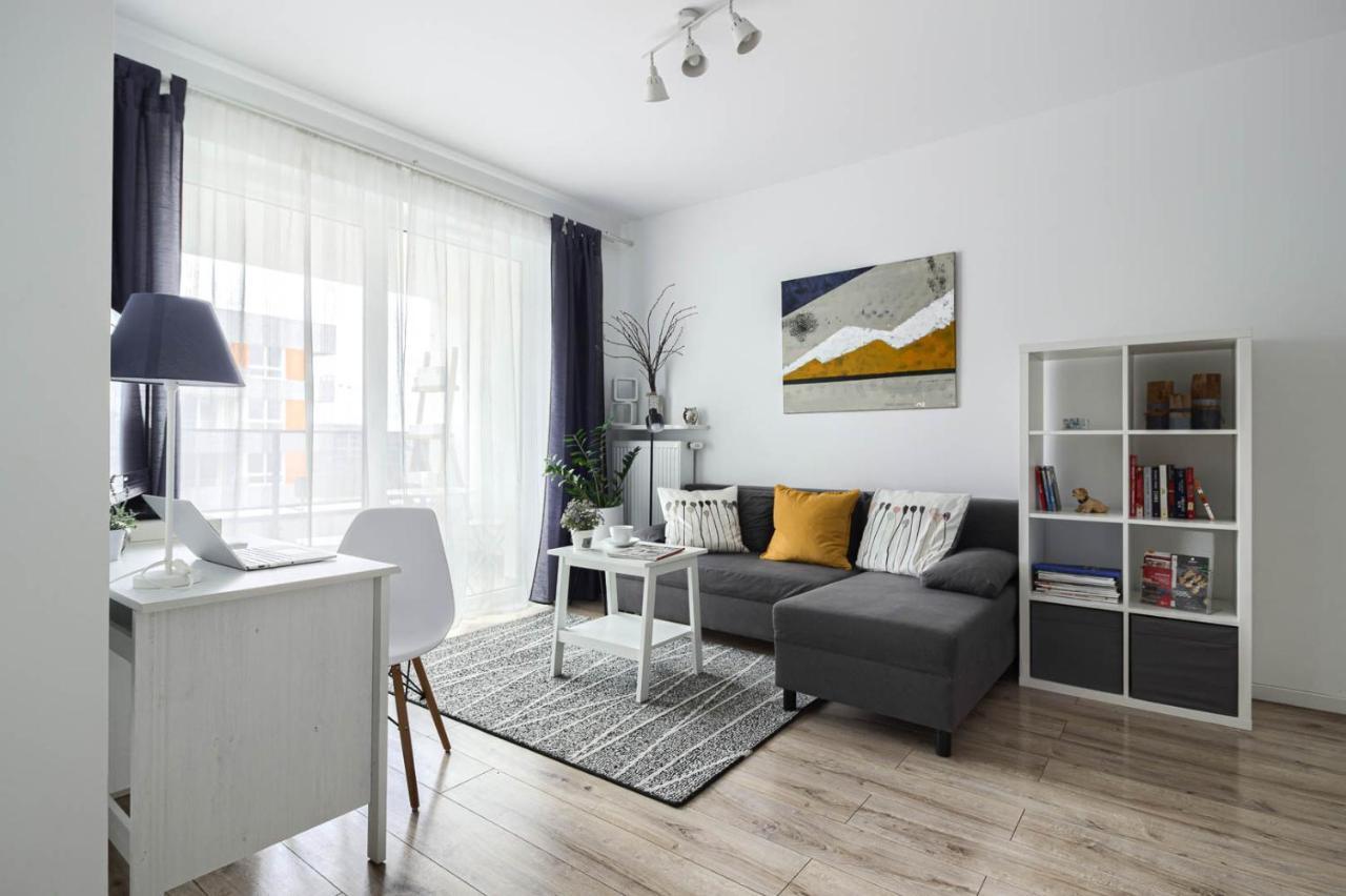 M&R Apartament Airport&Business Premium Komputerowa - Underground Garage - Free Wifi - Netflix - Self Check-In - 5 Min From Chopin Airport Varşova Dış mekan fotoğraf