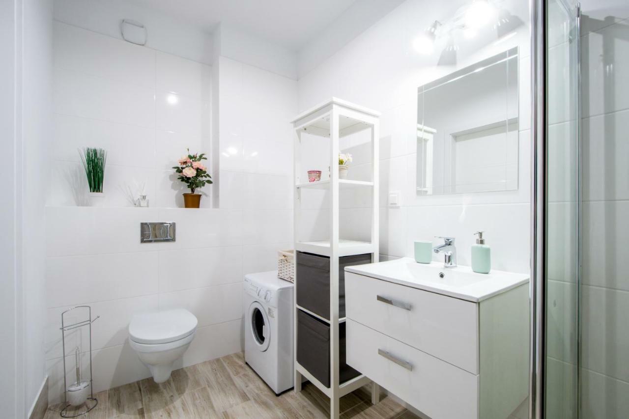 M&R Apartament Airport&Business Premium Komputerowa - Underground Garage - Free Wifi - Netflix - Self Check-In - 5 Min From Chopin Airport Varşova Dış mekan fotoğraf