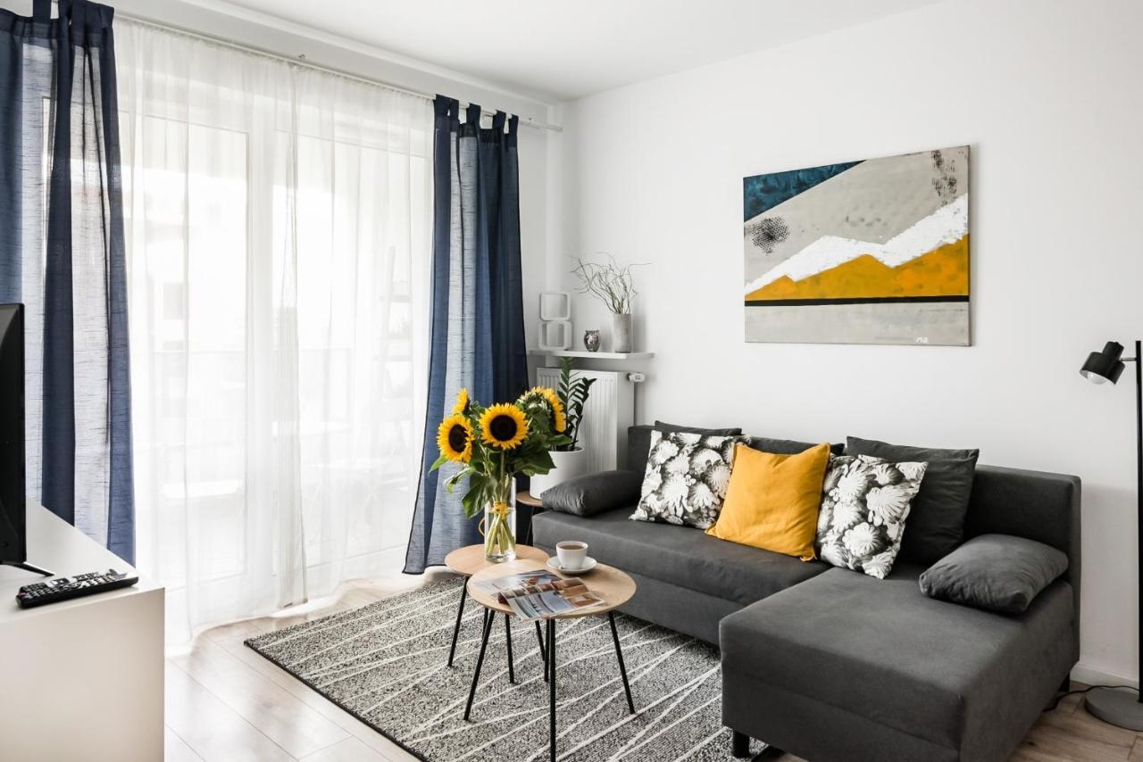 M&R Apartament Airport&Business Premium Komputerowa - Underground Garage - Free Wifi - Netflix - Self Check-In - 5 Min From Chopin Airport Varşova Dış mekan fotoğraf