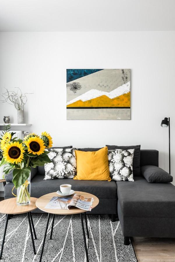 M&R Apartament Airport&Business Premium Komputerowa - Underground Garage - Free Wifi - Netflix - Self Check-In - 5 Min From Chopin Airport Varşova Dış mekan fotoğraf