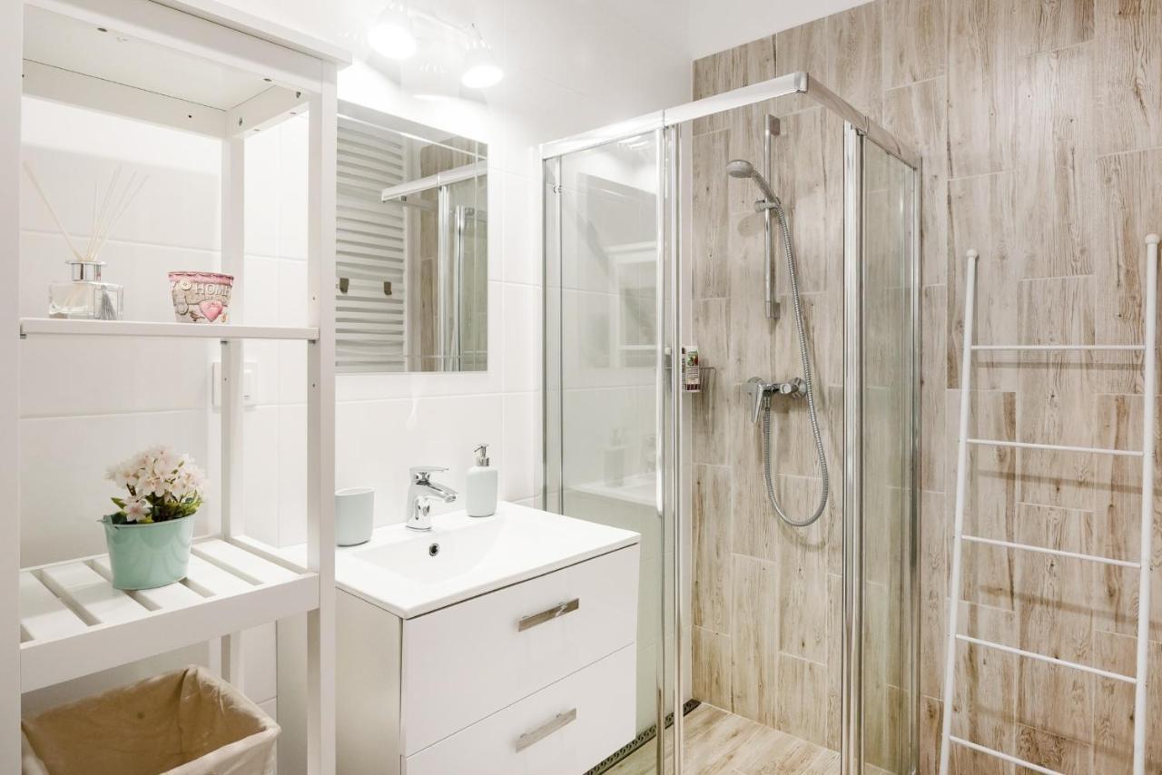 M&R Apartament Airport&Business Premium Komputerowa - Underground Garage - Free Wifi - Netflix - Self Check-In - 5 Min From Chopin Airport Varşova Dış mekan fotoğraf