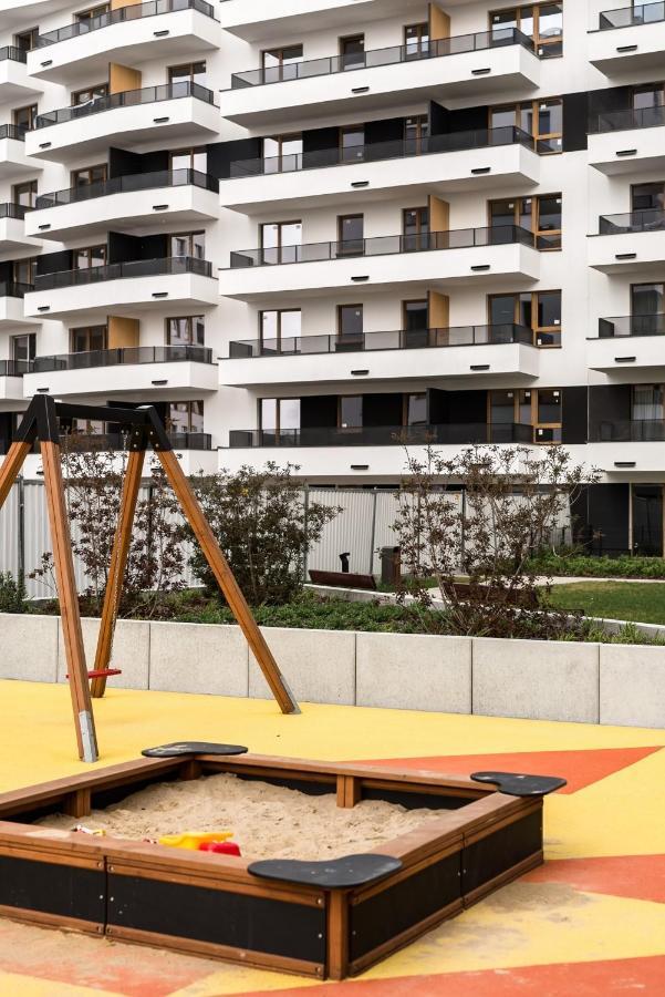 M&R Apartament Airport&Business Premium Komputerowa - Underground Garage - Free Wifi - Netflix - Self Check-In - 5 Min From Chopin Airport Varşova Dış mekan fotoğraf
