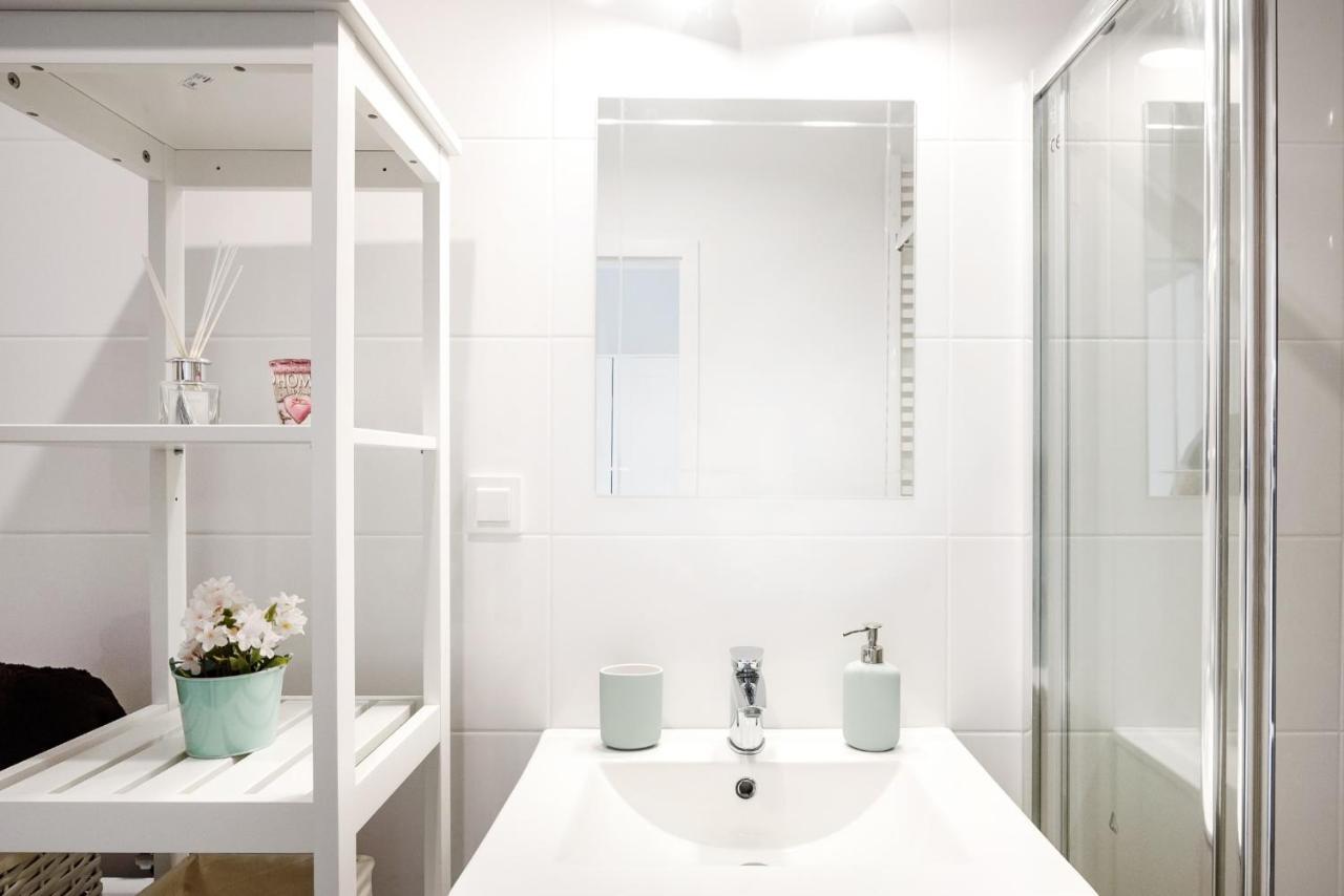 M&R Apartament Airport&Business Premium Komputerowa - Underground Garage - Free Wifi - Netflix - Self Check-In - 5 Min From Chopin Airport Varşova Dış mekan fotoğraf