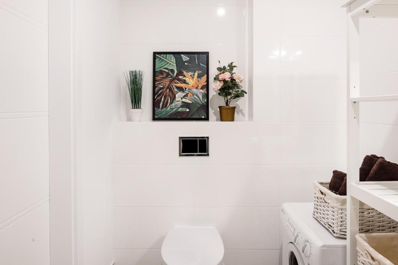 M&R Apartament Airport&Business Premium Komputerowa - Underground Garage - Free Wifi - Netflix - Self Check-In - 5 Min From Chopin Airport Varşova Dış mekan fotoğraf